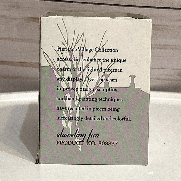 DEPARTMENT 56 - Shoveling Fun - Heritage Village - Christmas in the City - Picture 9 of 9